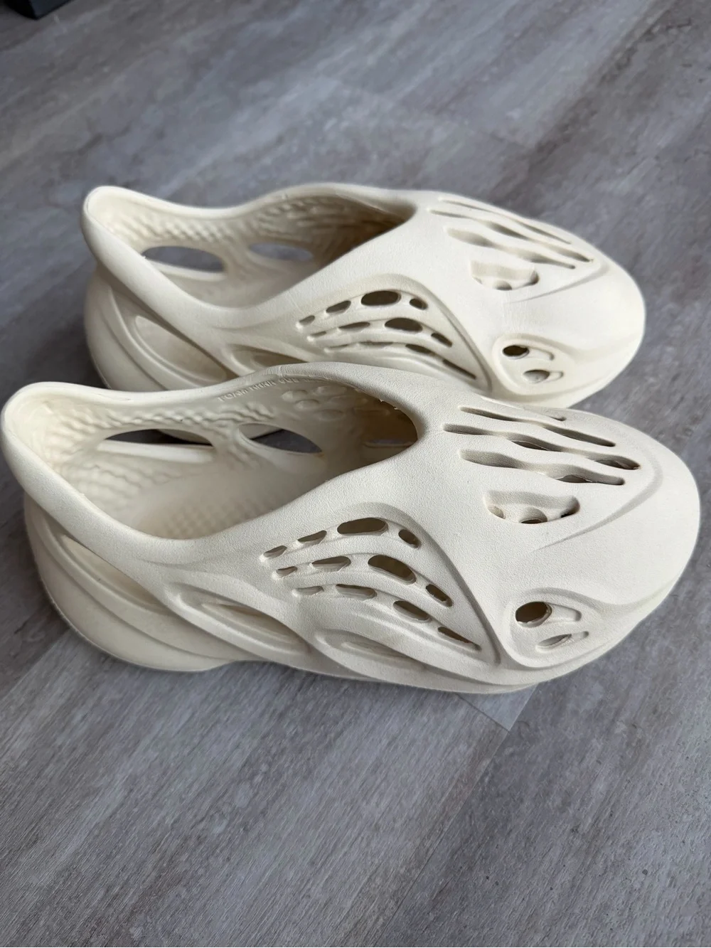 YEEZY Foam RNNR Clogs – Cream/Off-White – Men’s